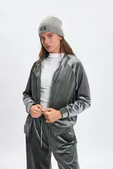 Campera deportiva con cierre frontal, confeccionada en tela de plush con acabado brillante. Presenta mangas largas tipo raglán, capucha con cordones ajustables y puños elásticos.