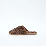 Pantuflas destalonadas de terciopelo con estampado animal print tipo leopardo en tonos marrones y negros, con ribete en color tostado.