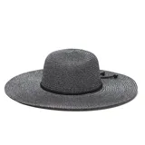 Sombrero de ala ancha color negro con detalle de cinta marrón.