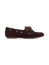 Mocasín tipo náutico de cuero nobuck color bordó, con cordones frontales, ojales metálicos dorados y costuras reforzadas en la puntera.