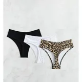 Pack de tres bombachas de bikini tipo colaless de tiro alto con detalle de fruncido en la parte posterior. Incluye una prenda en color negro, una en color blanco y una con estampado animal print de leopardo.