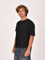 Remera blanca de manga corta y cuello redondo, corte holgado.