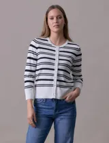 Cardigan tejido en hilado fino, marca Cable & Gauge, con rayas horizontales negras y blancas. Tiene abertura central con botones y cuello redondo.