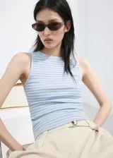 Top ajustado de punto acanalado con diseño a rayas horizontales en tonos celestes y blancos, cuello redondo y sin mangas.
