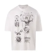 Remera oversize de algodón color blanco, con cuello polo y estampado frontal en tonos grises con gráficos de estilo gótico y vintage.