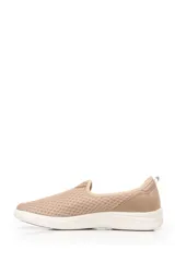 Slip on de malla color beige, con suela blanca.