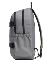 Mochila gris Caterpillar modelo Melbourne Urban Back, con dos compartimentos principales con cierre, correas frontales para sujetar objetos y detalles en negro y amarillo.