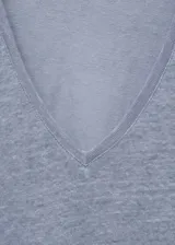 Camiseta Linito de lino, color gris claro, de manga corta y cuello en V, con diseño recto.