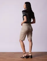 Bermuda color beige de gabardina elastizada, marca Ruby Rd. Tiene pretina ancha elastizada, bolsillos simulados en la parte delantera y bolsillos aplicados en la parte trasera.