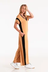 Mono largo color camel con escote en V y detalle de ribete negro en cuello, mangas y laterales.