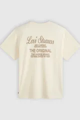Remera Levi's de corte relajado, color blanco, con cuello redondo, manga corta y pequeño estampado frontal con la inscripción "Levi Strauss and Company".