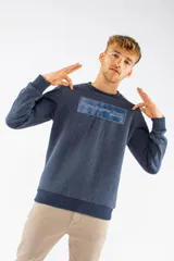 Buzo deportivo de cuello redondo en color azul marino jaspeado, con puños y ruedo acanalados. Presenta un estampado rectangular en el pecho con la inscripción 'Mistral Superior Brand'.