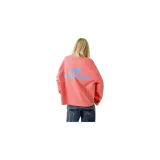 Remera de manga larga color salmón, con cuello redondo y estampado frontal con el logo y el nombre de la marca en color celeste.