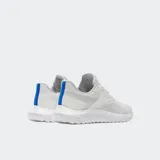 Championes de running Reebok Energen Lux, color blanco con detalles en gris claro. Poseen una capellada de malla transpirable con refuerzos sintéticos, entresuela liviana de una sola pieza para mayor amortiguación y cierre mediante cordones.