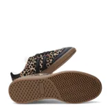 Championes de mujer Miss Carol modelo Lepp, con diseño de estampado animal print de leopardo, detalles en eco-cuero negro, cordones negros y suela de goma tipo tómbola.