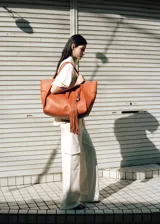 Pantalón recto color blanco crudo, de tiro medio con bolsillos laterales y bolsillos cargo con solapa en las piernas.