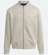 Chaqueta bomber azul marino lisa, con cierre frontal, cuello redondo y bolsillos laterales.