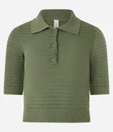 Blusa de punto texturizado color verde militar, con cuello polo, cierre frontal de tres botones y mangas cortas.