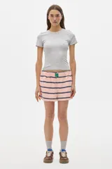 Short de algodón tipo bóxer, color rosado con rayas horizontales azul marino, cintura elástica y bolsillos laterales.
