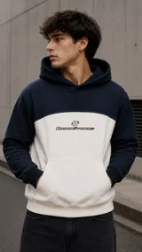 Canguro de diseño bicolor en azul marino y blanco, con capucha, bolsillo frontal tipo canguro y el logo de la marca estampado en el pecho.