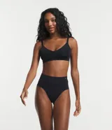 Soutien color marrón con copa desmontable, escote en V, tirantes ajustables y cierre en la espalda.