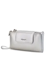 Billetera larga color beige, con textura granulada, solapa frontal con cierre magnético y logo de la marca grabado. Incluye correa de mano extraíble y compartimento principal con cierre.