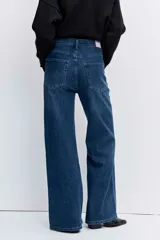 Pantalón de jean corte regular con diseño de pierna ancha y tiro medio, confeccionado en denim azul clásico.