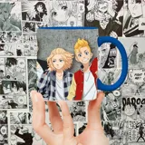Taza blanca con asa azul y estampado de personajes de Tokyo Revengers.