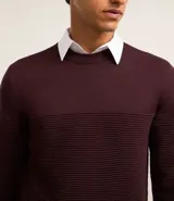 Sueter de punto de la marca Marfinno para hombre, en color marrón, con cuello redondo y diseño con textura acanalada en la parte inferior y las mangas.
