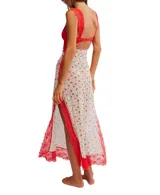 Vestido largo de malla liviana con estampado floral, escote en V, breteles finos y ribete de encaje rojo. Presenta abertura en el busto y tajo lateral.