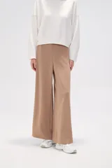 Pantalon de modal, de corte holgado y pierna ancha, con cintura de calce medio.
