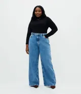 Blusa Ashua de cuello alto y manga larga, confeccionada en viscosa y elastano, de diseño liso y ajuste ceñido.