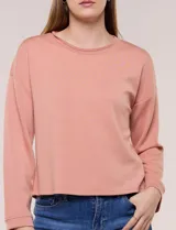 Buzo color salmón de punto suave, con cuello redondo y detalles calados de crochet. Cuenta con mangas largas y diseño holgado.