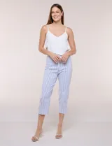 Pantalón estilo capri Zac & Rachel, con diseño de rayas verticales blancas y azules, tiro alto con pretina elástica y calce entallado.
