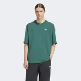 Remera Adidas de corte holgado en color verde, con cuello redondo, mangas cortas con las icónicas tres rayas blancas en los hombros y logo del trébol bordado en el pecho.