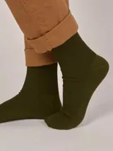 Medias de caña media en color azulino, confeccionadas en tejido acanalado con textura suave.