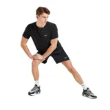 Short deportivo Nike Dri-Fit Challenger de color negro, con cintura elástica y logo reflectante de la marca en el lateral.