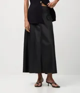 Pollera midi de corte evasé confeccionada en cuero sintético (PU), con cintura elástica, trabillas para cinturón y solapas decorativas en la parte delantera.