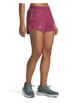 Short deportivo Under Armour modelo Fly By 3, color fucsia, con cintura elástica y cordón interno. Presenta paneles laterales de malla para mayor ventilación, bolsillo lateral con cierre y logo reflectante en la pierna.