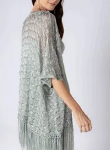 Kimono calado color plateado, con mangas 3/4 y flecos en el ruedo.