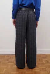 Pantalón de corte recto y tiro alto con estampado de cuadros tipo gales en tonos azul y gris. Cuenta con bolsillos laterales y cierre frontal.