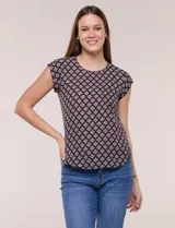 Blusa de gasa ligera con diseño geométrico en tonos oscuros, escote redondo, mangas cortas y bolsillo frontal aplicado. Presenta un ruedo redondeado y silueta relajada.