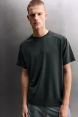 Camiseta de entrenamiento Zara Athleticz regular fit, confeccionada en tejido técnico negro, ligero y elástico. Cuenta con cuello redondo, manga corta y costuras planas.