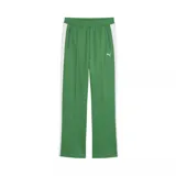Pantalón deportivo Puma de corte recto, color verde con franjas laterales blancas. Presenta cintura elástica, bolsillos laterales con cierre y el logo de Puma bordado en blanco en la pierna izquierda.