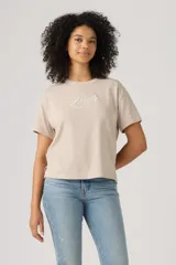 Remera de algodón Levi's en color gris claro (Chateaux Grey), con cuello redondo y mangas cortas. Presenta el logotipo icónico de la marca bordado en cursiva en el centro del pecho.