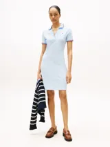 Vestido Tommy Hilfiger tipo chomba, color celeste, de corte slim, con cuello tipo polo, tapeta sin botones, detalles distintivos de la marca y logo bordado en el pecho.