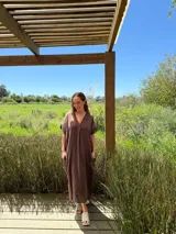 Vestido largo de lino color azul marino, con escote en V y mangas cortas amplias. Presenta un corte relajado y bolsillos laterales.