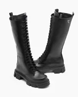 Bota larga acordonada de cuero vacuno color negro, con suela track y chapita con logo de la marca.