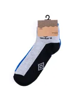 Pack de tres pares de medias deportivas cortas Umbro, confeccionadas en algodón con refuerzo de felpa (terry). Incluyen un par en combinación blanca y azul, un par en azul y gris, y un par en gris y negro, todas con el logo y nombre de la marca estampado en el lateral.