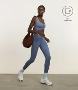 Pantalón legging deportiva de microfibra color celeste, con diseño ajustado al cuerpo, sin costuras en el gancho y detalle fruncido en la cintura.